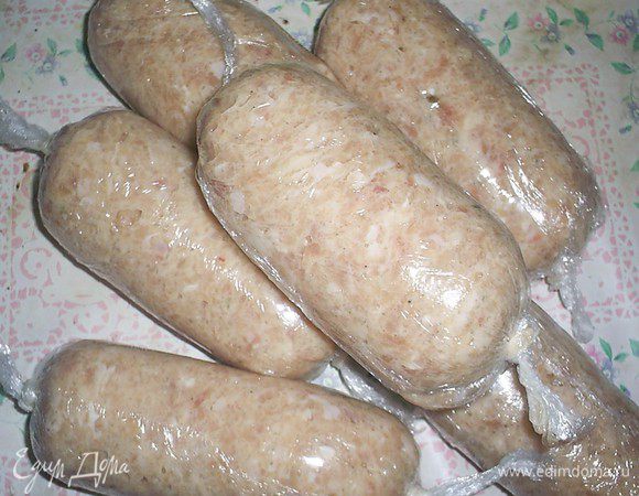 Таким образом формируем оставшиеся сардельки. Тут главное дело в технике. И если первую сардельку вы будете сворачивать осторожно и медленно, то следующие у вас будут получаться как на выставку)))
