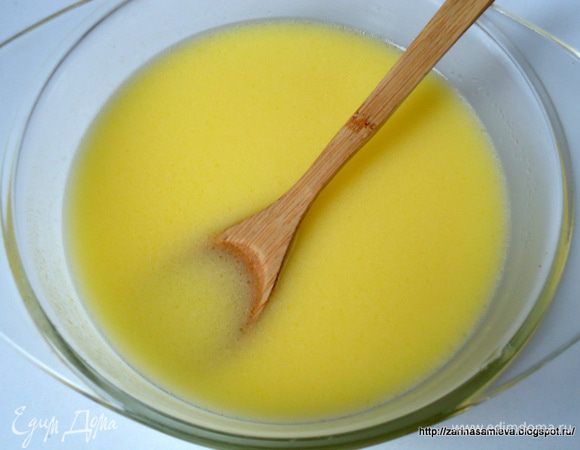 В кастрюльке смешать сыворотку и сливки. Поставить на огонь, нагревать до полного растворения сливок. У меня были очень густые сливки, по этому, пришлось их нагревать для растворения.
