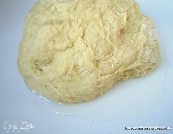 На рабочую поверхность налить 6 столовых ложек растительного масла, выложить тесто и хорошо его вымесить. Месить тесто не менее 10 минут.