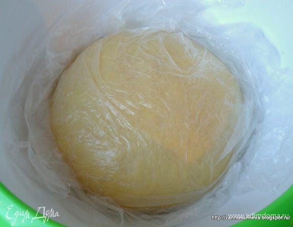 После тесто уложить в чашу и прикрыть пищевой пленкой. Оставить в теплом месте на 1 час 30 минут для подъема. 