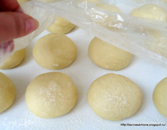 Готовое к работе тесто разделить на кусочки, которые скатать в шарики. Чтобы кусочки теста не заветрились прикрыть их пленкой.
