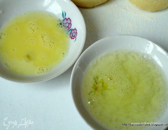 Оставшееся яйцо разделить на белок и желток. Желток пригодится для смазывания поверхности булочек, а белок для скрепления теста. 