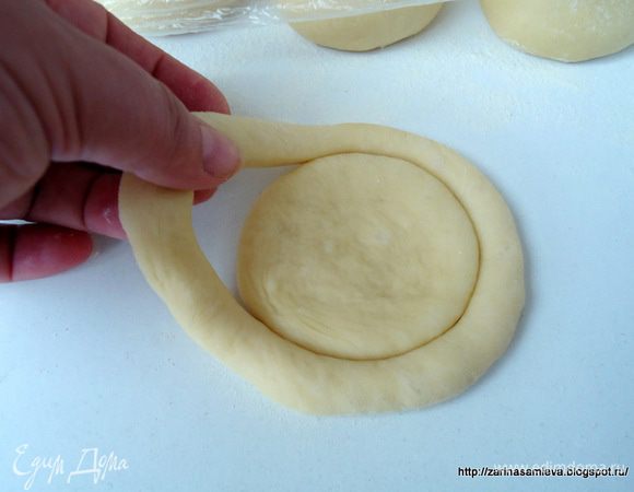 Каждый кусочек теста расплющить рукой или раскатать скалкой. Вырубкой вырезать меньший кружочек, он будет дном булочки. А жгут будет верхним элементом булочки.
