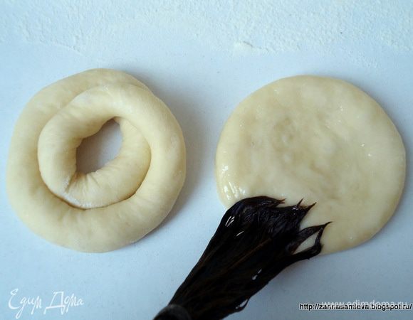 Жгут сложить вдвое. Нижнюю часть заготовки смазать белком (белок предварительно немного взбить вилочкой).