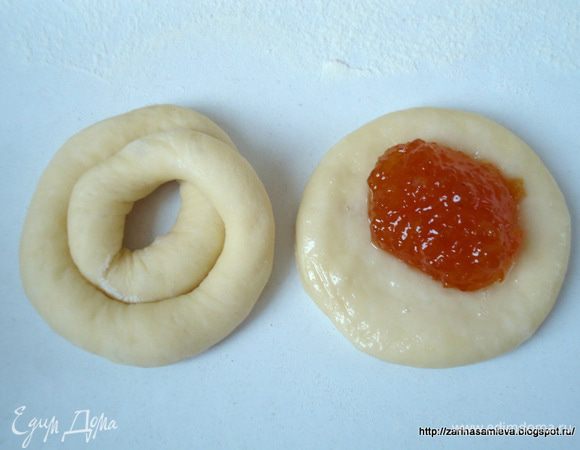 Положить чайную ложку джема на дно будущей булочки.
