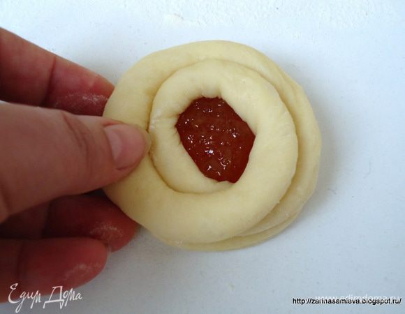 Жгут сложенный вдвое положить поверх джема. Таким образом сделать все булочки.