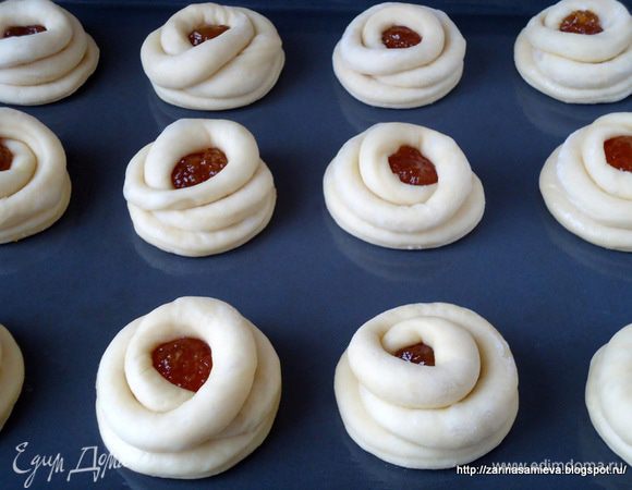 Выложить булочки на противень смазанный маслом. Оставить на 20-25 минут для подъема теста.
Выпекать в разогретой духовке при 175 °С 30 минут.