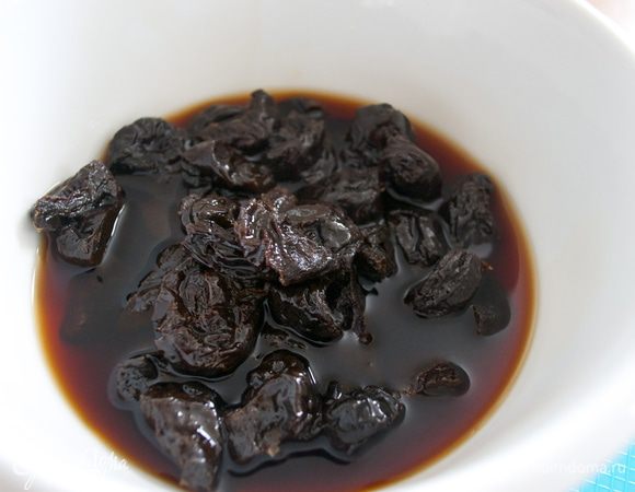 Первым делом чернослив без косточек крупно нарезать. Замочить чернослив в портвейне или красном вине. Духовку включить нагреваться на 190-200 С.   