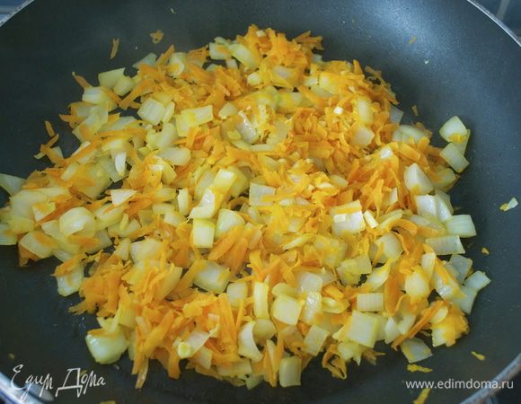 Луковицу нарезать кубиками, морковь натереть на крупной терке, чеснок измельчить. В глубокой сковороде разогреть 2 ст.л. оливкового масла и пассеровать овощи в течение 5 минут, помешивая.    