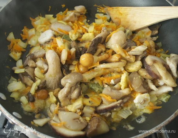 Добавить грибы и жарить еще 5 минут. У меня замороженная смесь из лесных грибов.  
