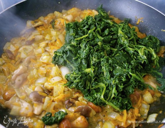 Если миндаль у Вас в кожуре, бланшировать миндаль и порубить. Положить в сковороду миндаль и листовую капусту или ШПИНАТ и обжарить в течение 1 минуты. 