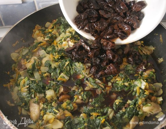 Затем добавить чернослив со всей его жидкостью (портвейн или красное вино) и сливочное масло. Накрыть сковороду крышкой и тушить 6-8 минут, пока капуста не станет мягкой. 