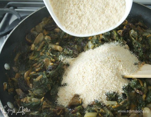 Затем добавить майоран и толченые сухари, положить половину требуемой соли и поперчить начинку по вкусу. 