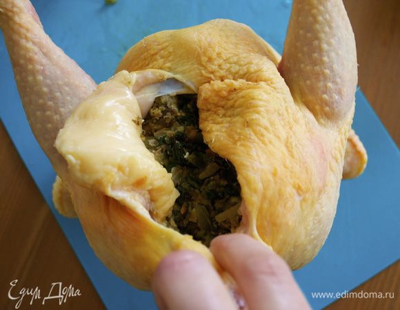 Тем временем займемся курицей. У меня довольно-таки крупная птичка...на 2,5 кг! )))) Промыть курицу снаружи и изнутри струей холодной воды, затем хорошенько обсушить бумажным полотенцем. Начинить курицу половиной начинки. Отверстие зашить или заколоть зубочистками....