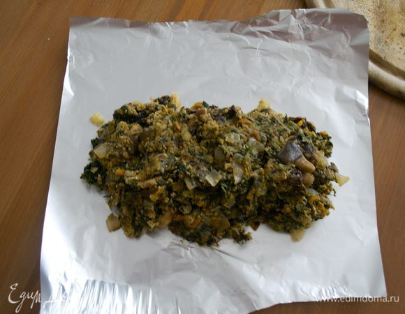 Намазать кусок фольги размером 30Х25 см сливочным маслом и положить в центр оставшуюся начинку. Закатать фольгу в форме колбаски, загнуть концы и поместить в холодильник.   