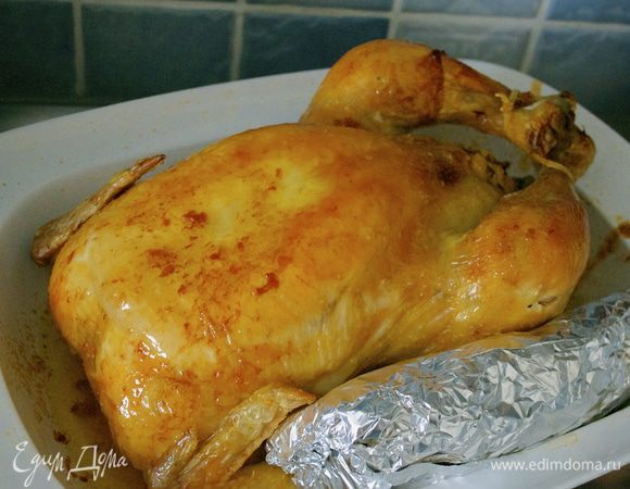 За полчаса до окончания готовки положить фольгу с завернутой в нее начинкой в это же блюдо, чтобы она прогрелась. Готовую курицу выложить на подогретое сервировочное блюдо, накрыть крышкой (или фольгой) и оставить настаиваться 15 минут. С поверхности вытопившего в жаровню (блюдо) сока снять жир. Смешать оставшийся сок с начинкой и разложить ее вокруг курицы.