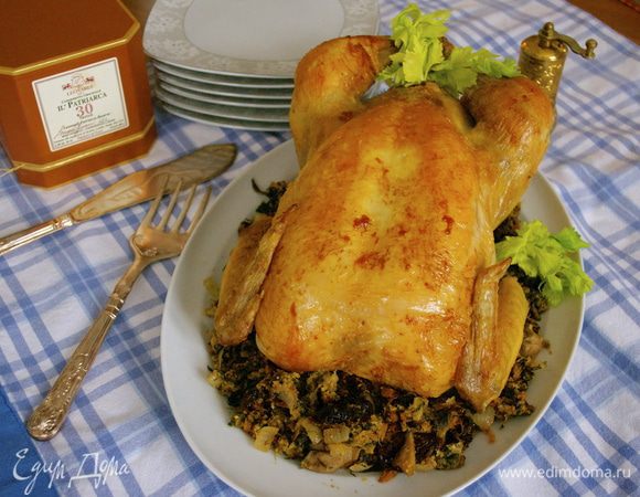 Украсить блюдо с курицей и начинкой зеленью. Очень вкусно подать с салатом из свежих овощей... 