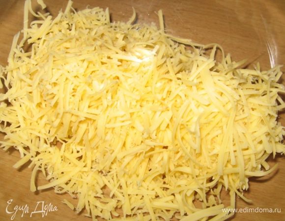 Сыр натереть на мелкой терке.