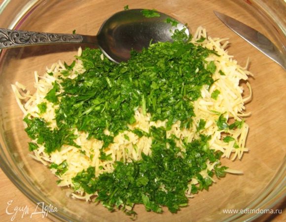 Петрушку измельчить, а чеснок дважды пропустить через чеснокодавку.