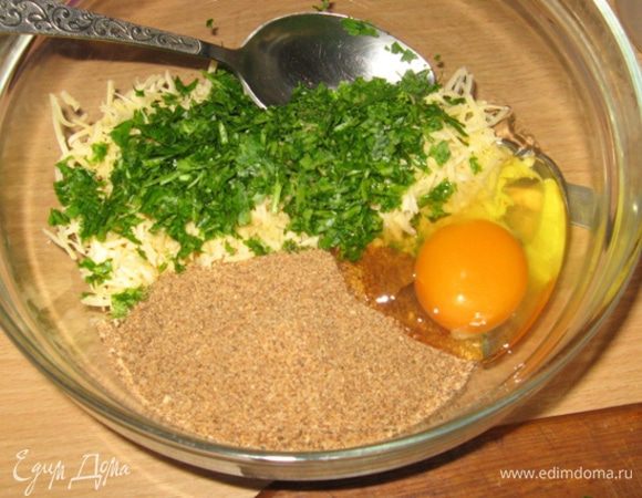 Всыпать белые панировочные сухари, вбить яйца, посолить, поперчить.