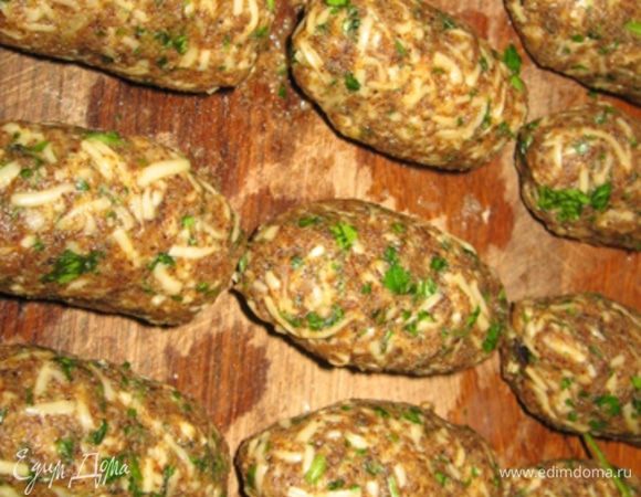 Хорошо вилкой вымешать и приступаем к оформлению. Из приведенного количества ингредиентов (у меня были крупные мидии где-то по 10 гр каждая) я получила 16 штучек. 
Поставьте тарелку с водой для смачивания рук. Берем чайной ложкой массу, пальцами на ладони (не смогла сделать фото, извините) разминаем массу в лепешечку и заварачиваем в нее мидию, хорошо залепляя со всех сторон.