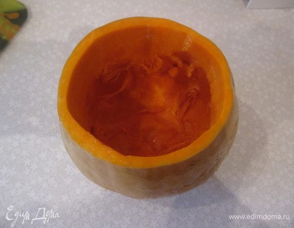 Моем тыкву. Отрезаем часть для горшочка. Острой ложкой вынимаем мякоть и семена. Мякоть тыквы режем брусочками.