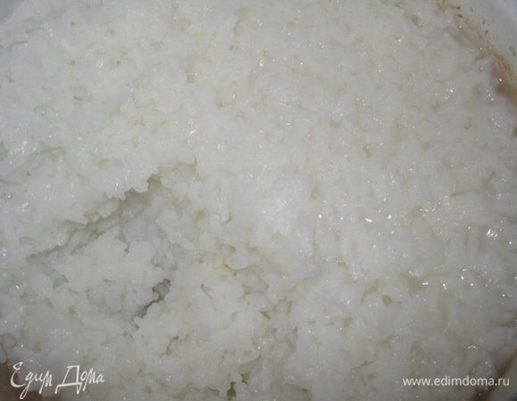 Варим рис до полуготовности, солим по вкусу, сливаем воду.  Или можно взять тот, который у вас остался после предыдущей трапезы.