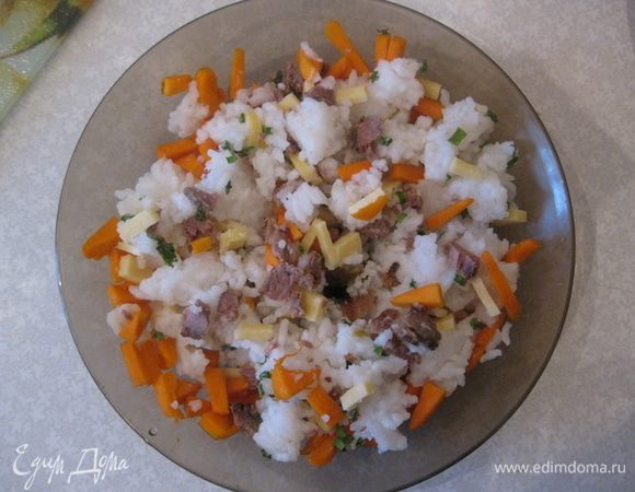 Говядину, рис, тыкву, лук зеленый и сыр перемешиваем.