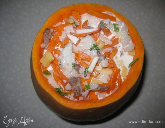 Все это накладываем в горшочек. Заливаем сливками.