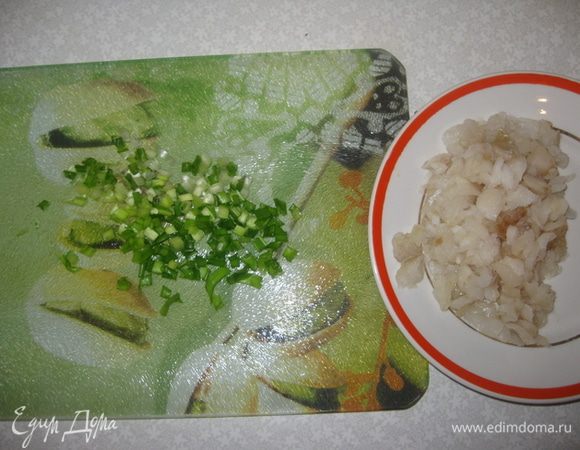 Варим рыбу. Мелко ее режем.
Зеленый лук помыть и нашинковать.