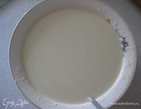 Делаем тесто: наливаем молоко, взбиваем яйца, мешаем. Добавляем струйкой муку, помешивая.  Добавляем соль и сахар (если блины будут со сладкой начинкой, соли меньше, сахара больше). Все хорошо взбиваем.
