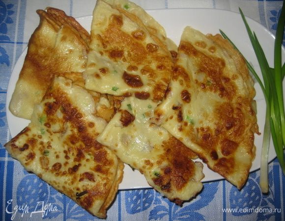 В тесто добавляем вареную рыбу и лук. Перемешиваем. 
На блинной сковороде выпекаем блины с двух сторон. Складываем на 4 части.
Подаем на стол.
Приятного аппетита!