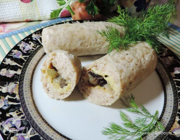 Сардельки можно заготовить впрок и заморозить в морозилке, для приготовления замороженные сардельки варим в кипящей воде 20 минут, если же будете их варить сразу, то достаточно и 15 минут. Сардельки хороши и в теплом виде, но в холодном нашему семейству нравятся больше. Пленочку с них снимать непосредственно перед употреблением, чтобы сардельки не обветрились.  Приятного аппетита!!!