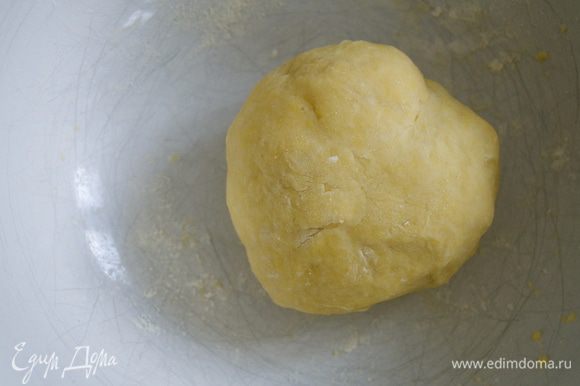 Приготовим тесто для шпетцле. Просеять в миску муку с половиной требуемой соли, добавить размешанное вилкой яйцо и влить столько воды, чтобы получилось крутое тесто. Слегка вымесить, затем завернуть его в пленку и положить в холодильник.