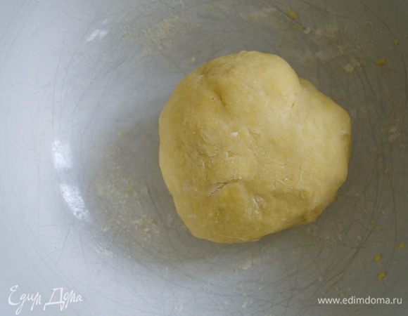 Приготовим тесто для шпетцле. Просеять в миску муку с половиной требуемой соли, добавить размешанное вилкой яйцо и влить столько воды, чтобы получилось крутое тесто. Слегка вымесить, затем завернуть его в пленку и положить в холодильник.