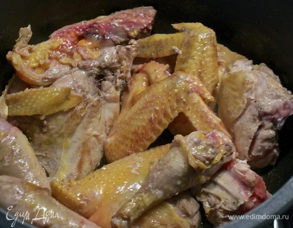 Курицу разрезать на порционные куски, слегка посолить и поперчить. Разогреть растительное масло в большой кастрюле с толстым дном и обжарить куски курицы со всех сторон в течение 6-8 минут. Вынуть курицу и обсушить на бумажном полотенце.   