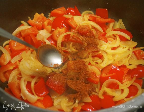 Добавить паприку и жарить в течение 1 минуты, осторожно помешивая.