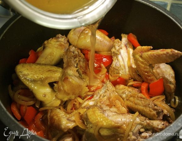 Влить горячий бульон-основу, положить курицу обратно в кастрюлю и довести до кипения. Убавить огонь, закрыть кастрюлю крышкой и тушить 20 минут почти до готовности курицы. 