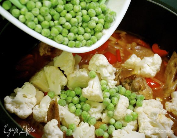 Цветную капусту разделить на маленькие соцветия. Через 20 минут добавить цветную капусту и зеленый горошек и опять довести до кипения. 