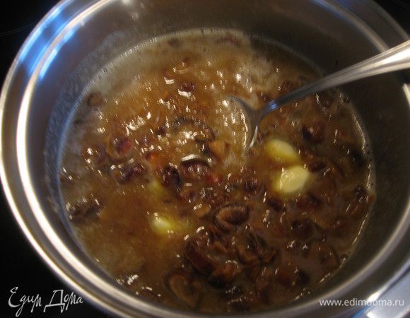 Из фиников удалить, порезать на кусочки, залить финики водой, поставить на огонь. Довести до кипения, снять с огня. Добавить масло, перемешать до растворения.