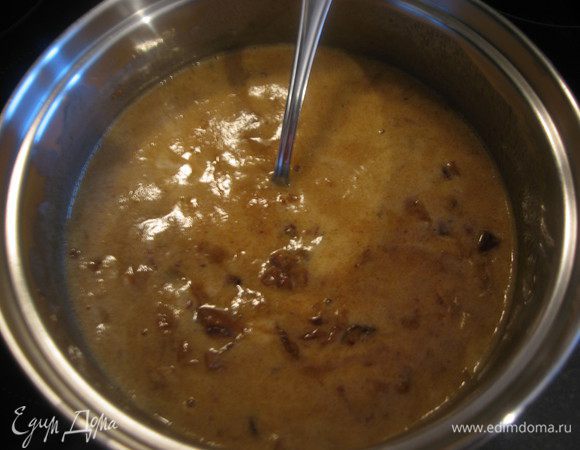 Добавить соду, перемешать, масса вспенится, оставить остывать до теплого состояния.