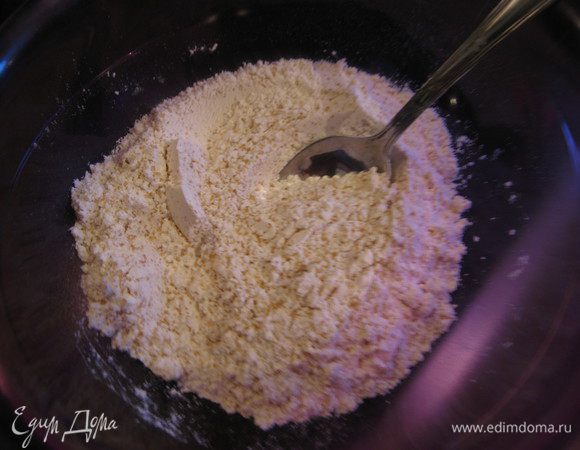 Смешать оба вида муки, просеять с разрыхлителем, добавить сахар.