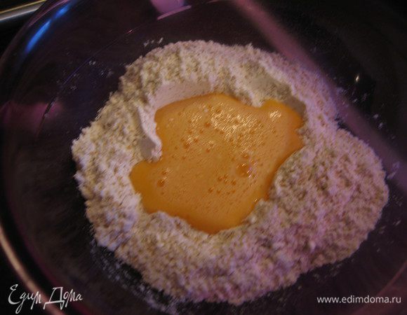  Яйца слегка взбить вилкой, соединить с мучной смесью.