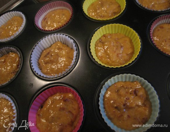 Добавить финиковую массу, хорошо размешать ложкой (без фанатизма, иначе кексы плохо поднимутся). Разложить по формочкам.