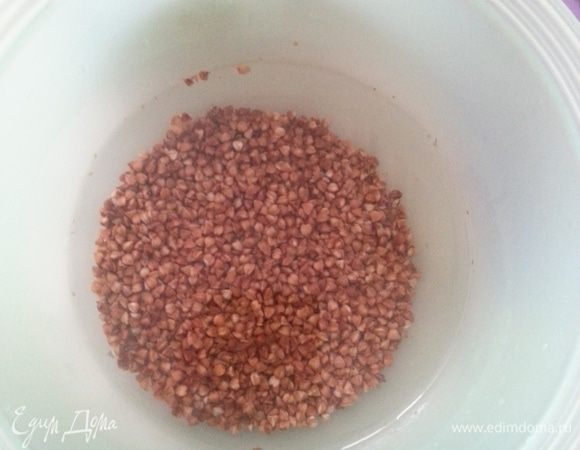 Промываем гречку и замачиваем ее водой (200 мл). (Я взвесила 100 гр гречки, измерила - это 130 мл. гречки, так удобнее мерить мультистаканом.)