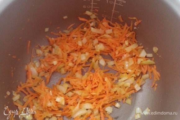 Морковь натираем на крупной терке, лук мелко режем, имбирь и чеснок трем на мелкой терке. Корень имбиря был достаточно большой - диаметр 3 см, длина - 5-6 см (я взвесила - 25 гр.). На очень маленьком количестве масла обжариваем все овощи.