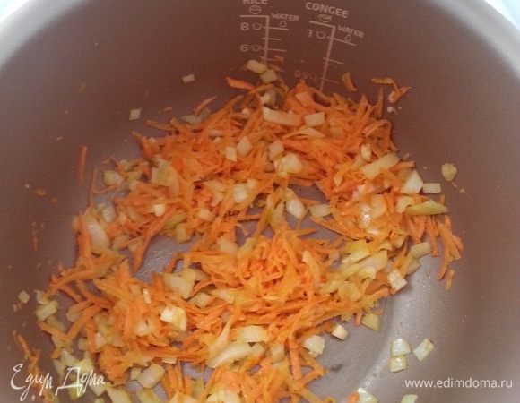 Морковь натираем на крупной терке, лук мелко режем, имбирь и чеснок трем на мелкой терке. Корень имбиря был достаточно большой - диаметр 3 см, длина - 5-6 см (я взвесила - 25 гр.). На очень маленьком количестве масла обжариваем все овощи.