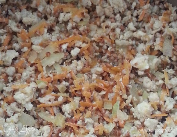 Высыпаем гречку, перемешиваем. Готовим 15-18 минут. Вкусный, полезный и быстрый обед готов.