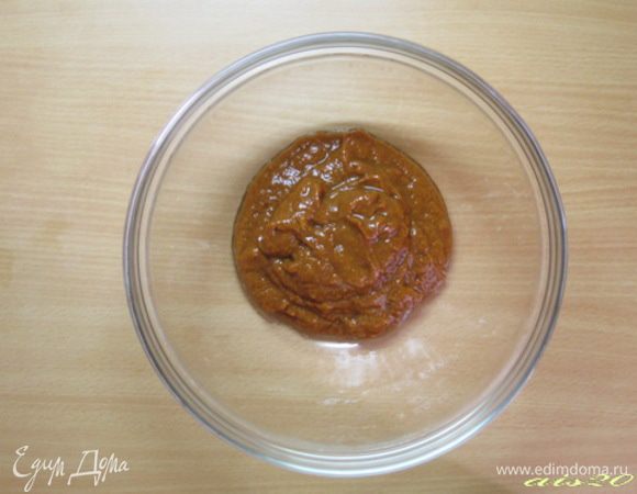 Вес абрикос в ингредиентах указан приблизительный, т.к. я использовала замороженные половинки абрикос, а по рецепту на выходе нам понадобится 250 мл абрикосового пюре.
Итак, если абрикосы свежие: разрезать на две половинки и удалить косточку.
Абрикосы опустить в кипящую воду и проварить в течение 5 минут. Откинуть фрукты на дуршлаг, дать остыть. Абрикосы очистить от кожицы и пюрировать блендером.
Если абрикосы замороженные, то шкурка с них легко снимается и без предварительной варки.