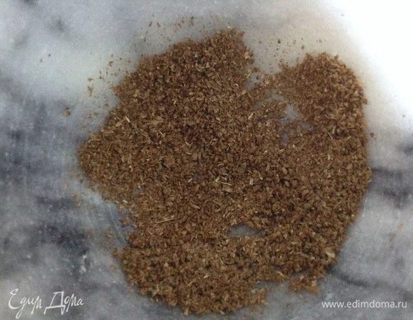 Всыпать обжаренные семена в ступку, добавить смесь перцев и измельчить.